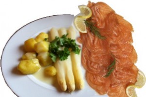 Ein Teller voll mit Spargel, Kartoffel und Lachs