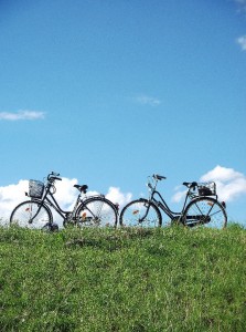 Zwei Fahrräder zwischen Rasen und Himmel