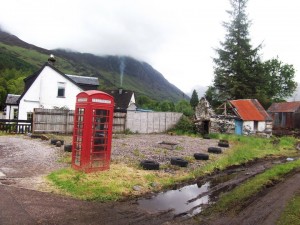 Eine rote Telefonzelle und Berge