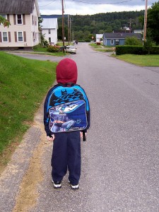 Ein Kind trägt seinen Rucksack