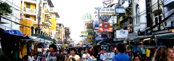 Leute bummeln auf einer bunten Straße in Bangkok